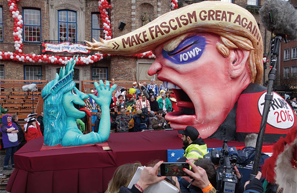 지난 2월 8일 독일 뒤셀도르프 카니발 퍼레이드에 등장한 트럼프를 풍자한 인형. ⓒphoto 위키피디아