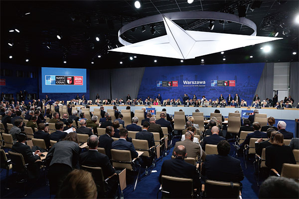 나토 28개 회원국들이 지난 7월 폴란드 바르샤바에서 정상회의를 하고 있다. ⓒphoto 위키피디아