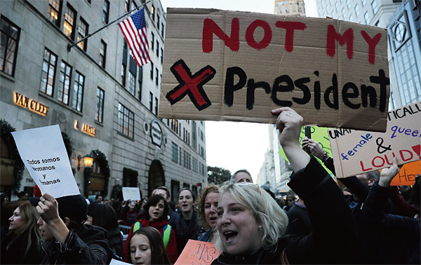 지난 11월 13일 수천 명의 시위대가 뉴욕 5번가를 걸으며 트럼프 대통령 반대 시위를 하고 있다. ⓒphoto AFP·연합