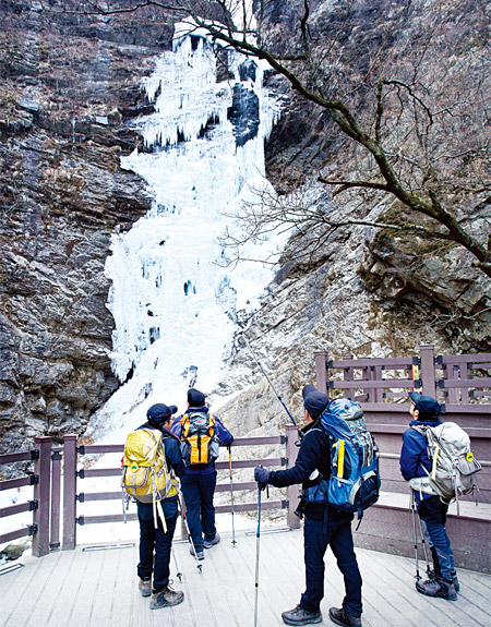 높이가 50m나 되는 검봉산 구곡폭포는 한겨울 얼음꾼들이 즐겨 찾는 빙벽장이다. ⓒphoto 김종연 영상미디어 기자