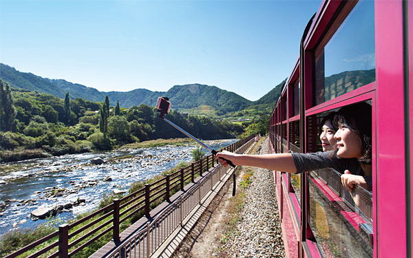 승부역에서 분천역까지의 구간은 백두대간협곡열차가 오가는 구간 중 가장 아름다운 풍광을 자랑한다. ⓒphoto 이신영 영상미디어 기자