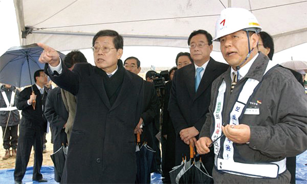이명박 정권 집권 3년 차인 2010년 2월 김황식 감사원장(왼쪽)이 4대강 사업 현장을 직접 방문했다. ⓒphoto 뉴시스