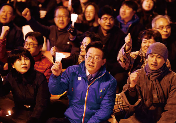지난 11월 15일 경기 성남 야탑역 광장에서 열린 박근혜 대통령 퇴진 성남시민대회 국민운동본부 출범식에서 시민들과 함께 구호를 외치고 있는 이재명 시장. ⓒphoto 뉴시스