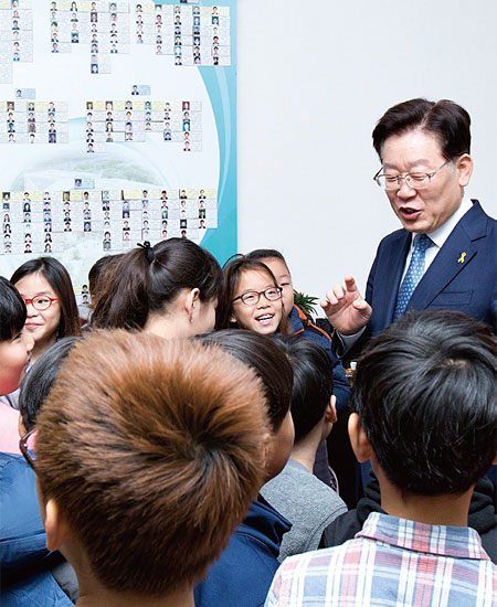 이재명 시장이 인터뷰 도중 집무실을 찾은 초등학생들과 민주주의에 대한 문답을 하고 있다. ⓒphoto 김종연 영상미디어 기자