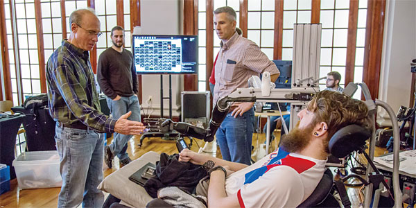 2012년 미국 피츠버그대 연구팀이 사람 뇌에 전극을 심어 로봇 팔을 무선으로 움직이게 하는 실험을 하고 있다. ⓒphoto 피츠버그대 홈페이지