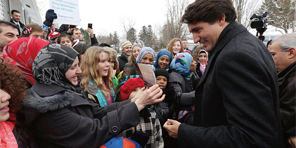 트뤼도 캐나다 총리가 시리아 난민 출신 이민자와 대화하고 있다. ⓒphoto 트뤼도 페이스북