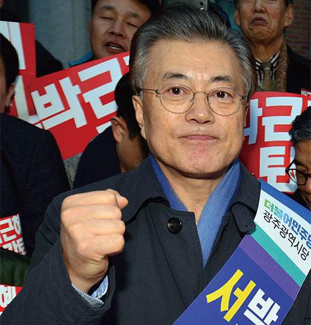 지난 12월 3일 광주에서 열린 ‘박근혜 대통령 퇴진 서명운동’에 참여한 문재인 전 대표.
