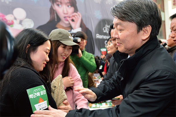 지난 11월 27일 광주에서 ‘박근혜 대통령 퇴진 서명운동’을 벌이고 있는 안철수 의원.