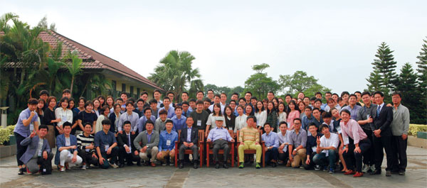 하노이 ‘문화대학’ 내에 설치된 ‘글로벌 청년사업가 양성사업(GYBM)’ 6기생들. 지난 9월  GYBM 설립자인 김우중 전 대우그룹 회장(가운데)과 함께 기념촬영을 했다.