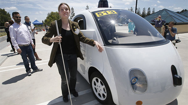 구글이 선보인 자율주행자동차. 자율주행자동차가 현실화되면 시각장애인도 정상인처럼 운전대에 앉아 도로를 달릴 수 있게 된다. ⓒphoto 연합