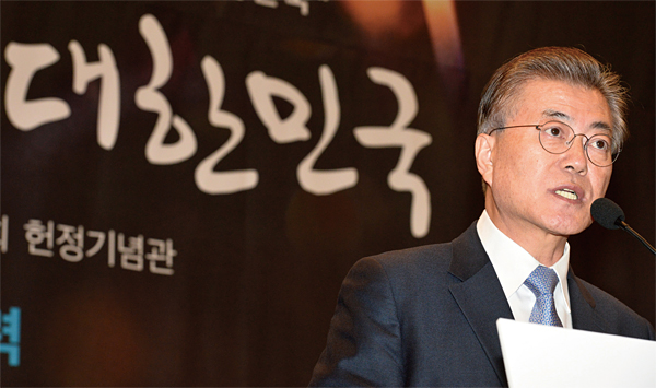 지난 12월 13일 국회 헌정기념관에서 열린 ‘대한민국 바로 세우기 1차 포럼’에 참석해 기조연설을 하고 있는 문재인 전 대표. ⓒphoto 뉴시스