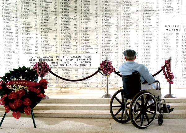 일본의 진주만 공습 때 생존한 한 노병이 희생자 명단을 보고 있다. ⓒphoto 미 해군 사이트