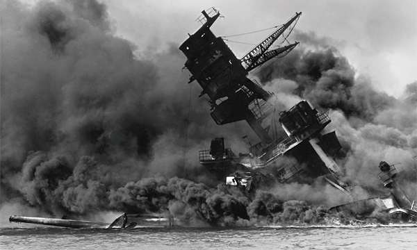 미 해군 전함 애리조나호가 일본군의 진주만 기습 공격으로 침몰하고 있다. ⓒphoto 위키피디아