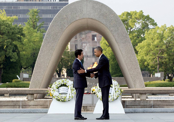 오바마 대통령과 아베 총리가 히로시마 원폭 피해자 위령탑 앞에서 악수하고 있다. ⓒphoto 백악관 사이트