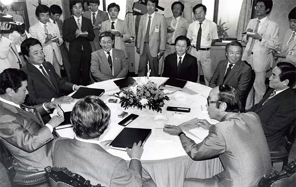 1987년 8월 한 달간 진행된 민정당과 통일민주당의 8인 정치회담의 결과로 현재의 헌법이 탄생했다. ⓒphoto 조선일보