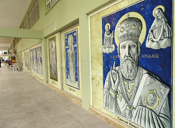 터키 미라 ‘산타클로스 뮤지엄’ 벽에 새겨진 산 니콜로 상. 이곳에서 태어난 산 니콜로가 산타클로스의 모델이다.