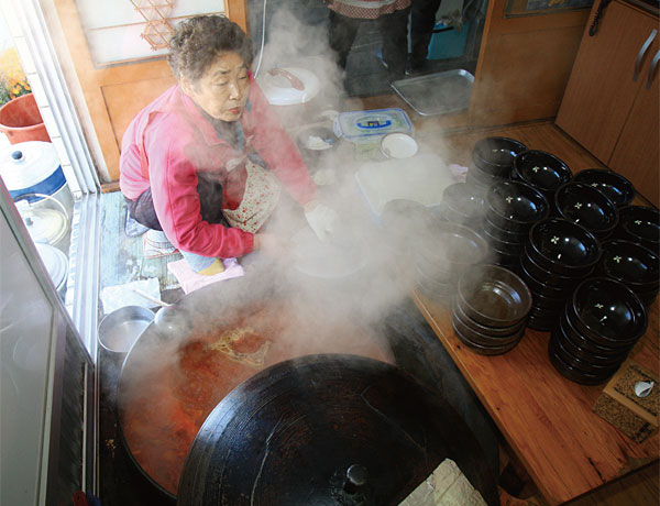 3대 70년 전통을 자랑하는 수정식당의 24시간 불이 꺼지지 않는다는 가마솥에 국밥이 끓고 있다.