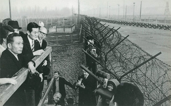 독일을 방문 중인 박정희 대통령과 육영수 여사가 1964년 12월 11일 베를린장벽을 방문해 동독 지역을 바라보고 있다. ⓒphoto 권이종