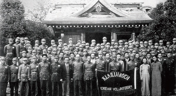 1938년 중국 우한에서 조직된 조선의용대 창설 기념사진. 연안파 주요 인사가 모두 모여 있다.