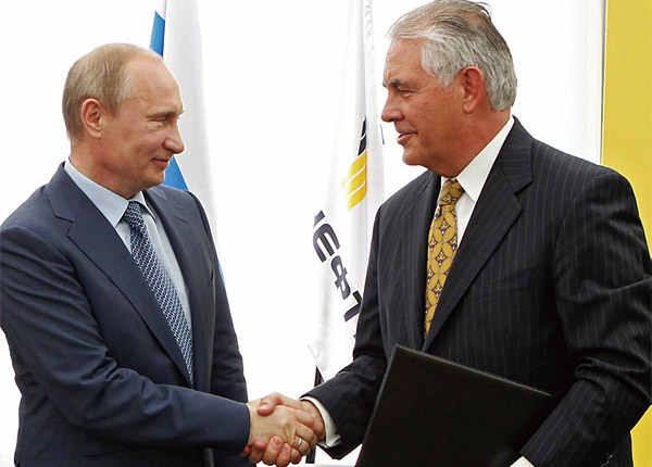 트럼프가  국무장관으로 지명한 틸러슨 엑슨모빌 CEO(오른쪽)가 2012년 6월 러시아 석유회사 로스네프트와의 계약 서명식에서 러시아 푸틴 대통령과 악수하고 있다.