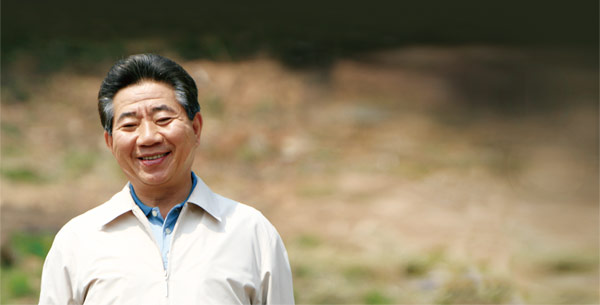 고향인 경남 김해시 진영읍 봉하마을에서 웃고 있는 노무현 전 대통령. 2008년 4월 사진이다. ⓒphoto 뉴시스