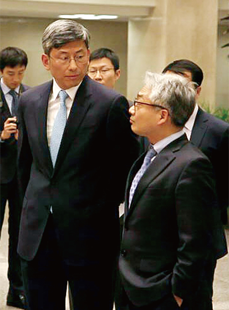 지난 1월 4일 더불어민주당 의원들의 3차 방중 때 등장한 천하이 중국 외교부 아주사 부사장(왼쪽). 3차 방중을 기획한 박선원 전 청와대 통일외교안보전략 비서관과 대화를 나누고 있다. ⓒphoto 연합