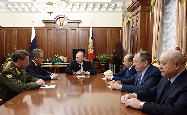 푸틴 러시아 대통령(가운데)과 외교안보 장관들. 왼쪽 옆이 보르트니코프 FSB 국장. ⓒphoto 크렘린궁 사이트