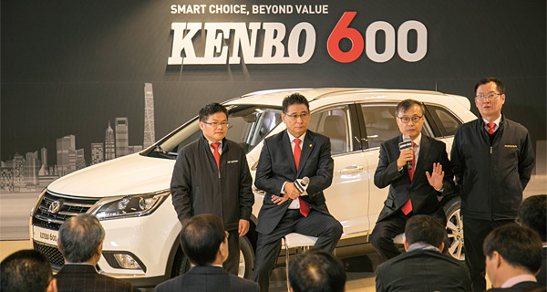 중한자동차의 당병모 부회장(왼쪽 두 번째)과 이강수 대표(세 번째)가 지난 1월 18일 수입 출시한 중국 베이치인샹차의 SUV ‘켄보600’을 소개하고 있다.