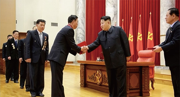 지난해 1월 13일 김정은이 핵과학자들에게 표창을 하고 있다. ⓒphoto 뉴시스