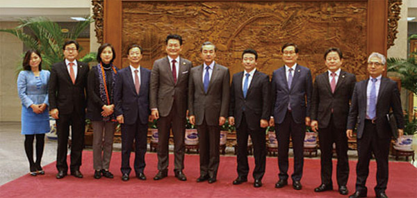지난 1월 민주당 소속 국회의원들이 중국에서 왕이 외교부장을 만났다. ⓒphoto 뉴시스