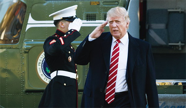 지난 2월 6일 플로리다 휴가 후 백악관으로 복귀하는 트럼프 대통령. ⓒphoto AP 뉴시스