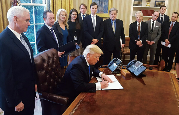 트럼프 미국 대통령이 키스톤XL 등 송유관 사업 재개 행정명령에 서명하고 있다. ⓒphoto 백악관 트위터