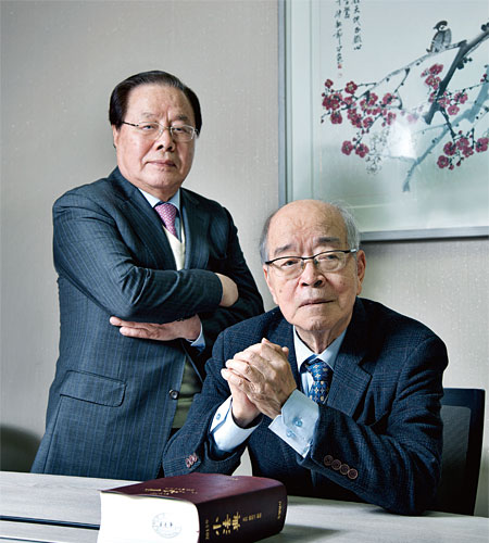 이시윤(오른쪽)·김문희 전 헌법재판소 재판관은 “법치주의가 흔들리고 있다”며 우려했다. ⓒphoto 염동우 영상미디어 기자