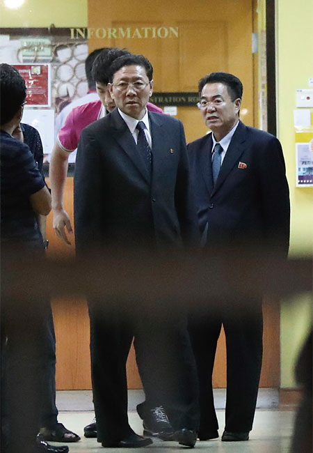지난 2월 15일 오후 김정남의 시신 부검을 참관한 강철 말레이시아 주재 북한대사(왼쪽). ⓒphoto 뉴시스