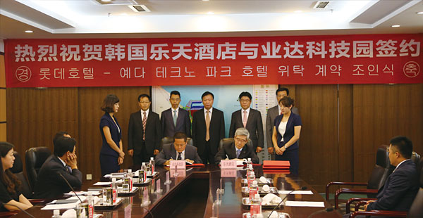2014년 8월, 산둥성 옌타이의 롯데호텔 위탁경영계약을 체결한 송용덕 호텔롯데 대표(오른쪽). ⓒphoto 호텔롯데