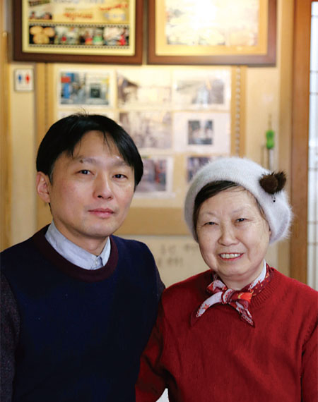 3대 대표 윤상건씨와 어머니 우제인씨