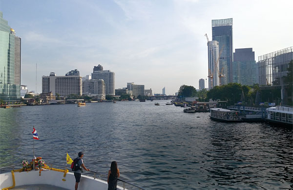 태국의 고도(古都) 아유타야에서 배를 타고 초현대 도시 방콕으로 가다 보면 이 나라 역사가 차오프라야강에 온전히 담겨 있다는 느낌을 받게 된다.