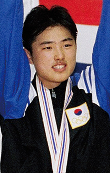 1998년 방콕아시안게임에서 금메달을 딴 뒤 인사하는 고영태씨. ⓒphoto 연합