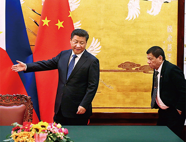 지난해 10월 시진핑 중국 국가주석(왼쪽)이 중국을 국빈 방문한 두테르테 필리핀 대통령을 안내하고 있다. ⓒphoto 필리핀 스타지