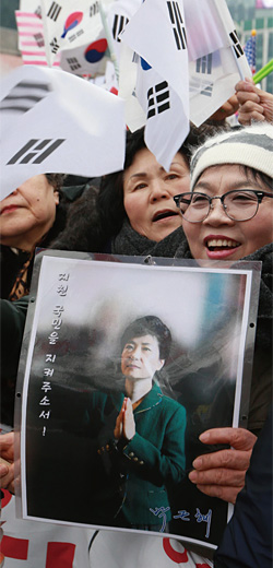 지난 2월 4일 서울광장에서 열린 태극기집회에 참가한 여성들. ⓒphoto 이태경 조선일보 기자