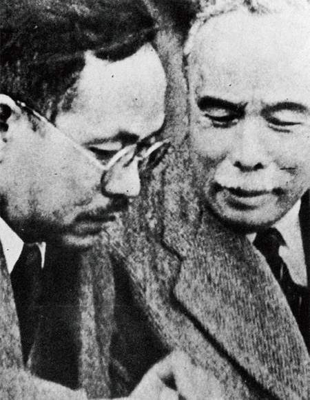 해방정국에서 남한 좌익 진영을 대표했던 두 사람. 1946년 2월 중순 ‘민주주의민족전선’이 결성될 때 밀담을 나누는 여운형(오른쪽)과 박헌영. ⓒphoto 조선일보