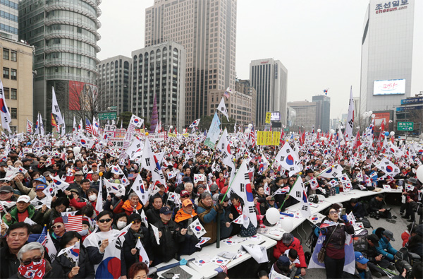 지난 3월 1일 오후 서울 광화문 태평로에서 열린 태극기집회에서 참가자들이 태극기를 흔들며 탄핵 각하를 외치고 있다. ⓒphoto 오종찬 조선일보 기자