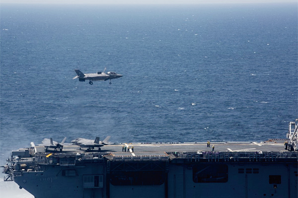 미국 스텔스 전투기 F-35B가 WASP급 강습상륙함에 착륙하고 있다. ⓒphoto 미 해병대