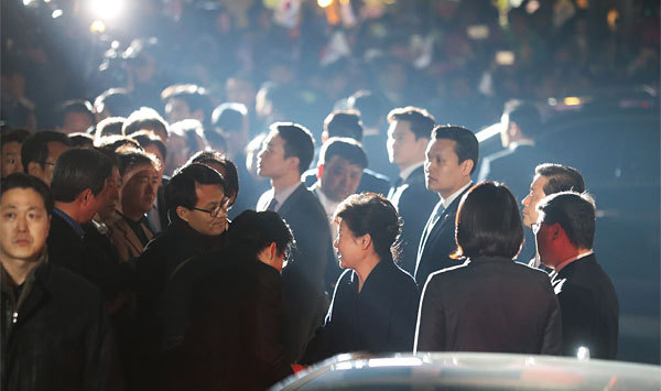 지난 3월 12일 청와대를 떠나 서울 강남구 삼성동 자택에 도착해 지지자들과 인사하고 있는 박근혜 전 대통령. ⓒphoto 연합