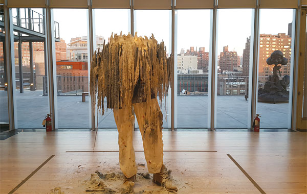 휘트니미술관은 2015년 5월 1일 맨해튼 첼시 지역으로 옮겨 재개관했다. 미술관에 설치된 스위스 작가 우르스 피셔(Urs Fischer·44)의 작품 ‘스탠딩 줄리안’. 친구인 작가 줄리안 슈나벨의 모습을 담았다. 휘트니미술관은 유리창 밖으로 맨해튼 도심 풍경을 볼 수 있도록 설계됐다. ⓒphoto 김기철