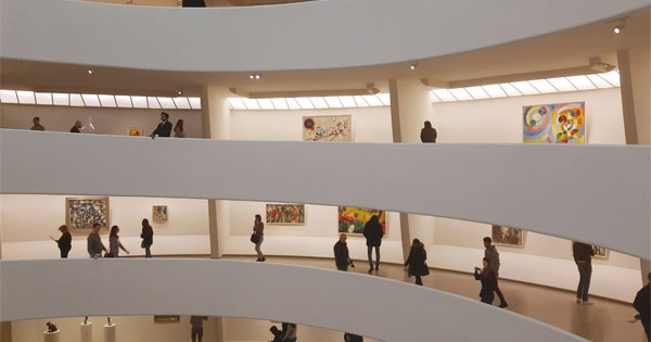 미술관 설립에 기여한 컬렉터들의 작품을 한자리에 모은 ‘Visionaries: Creating a Modern Guggenheim’ 전시가 열리고 있는 구겐하임미술관 내부. 나선형 경사로를 따라 걸어 내려오면서 작품을 감상할 수 있다.
