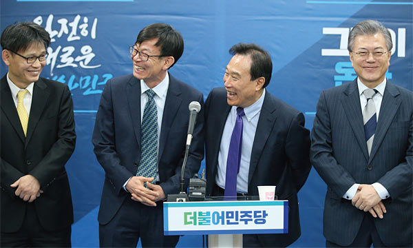 지난 3월 15일 문재인 캠프에 합류한 세 명의 교수. 김광두, 김상조, 김호기(오른쪽 두 번째부터). ⓒphoto 뉴시스