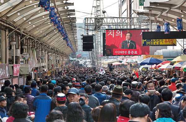 지난 3월 18일 대구 서문시장에 홍준표 경남지사의 대선 출마선언을 보려는 시민들이 몰려 있다. ⓒphoto 김종연 영상미디어 기자