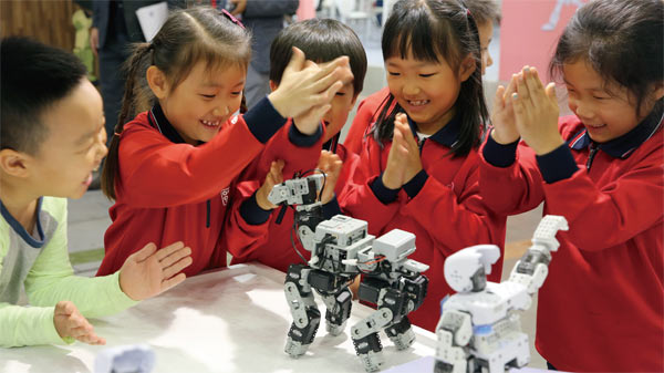 로보월드에 참가한 어린이들이 손뼉 소리에 반응하는 로봇을 살펴보고 있다. 4차 산업혁명 시대에는 다른 프레임의 사다리가 필요하다.