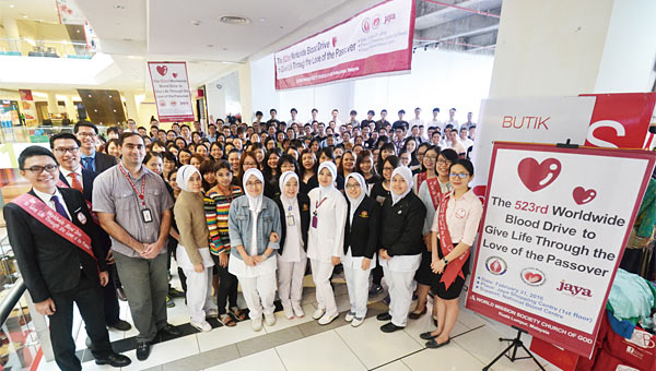 말레이시아 푸총에서 열린 헌혈행사에 참여한 신자들과 혈액원 관계자들.